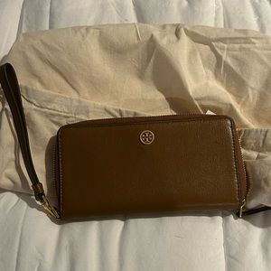 NWT Tory Burch Robinson Wristlet Clutch